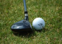 How To Hit The Golf Ball Straight – Causes & Solutions