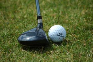 How To Hit The Golf Ball Straight – Causes & Solutions